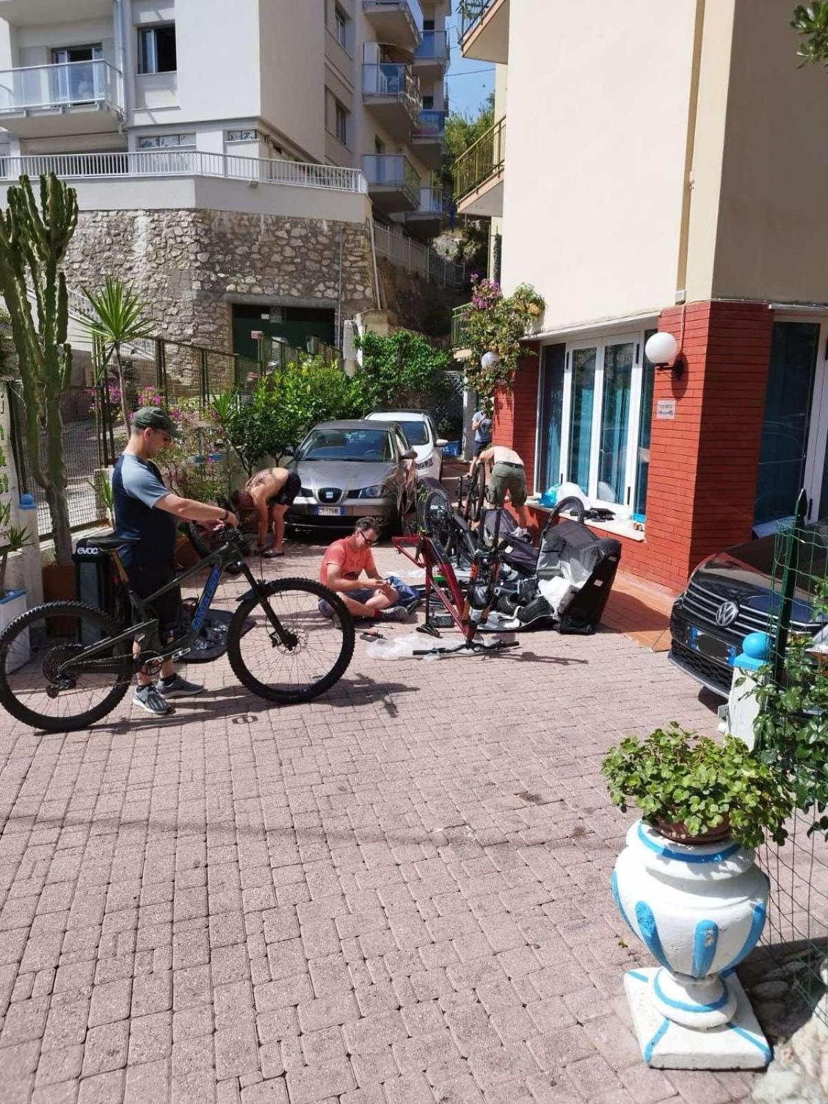 Bike Hotel Oasi Finale Ligure Exterior photo
